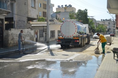Akdeniz Belediyesi Mahallerde Temizlik Çalışmalarını Sürdürüyor