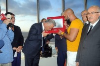 Bakan Arslan'dan Atatürk Havalimanı Kule Çalışanlarına Ziyaret