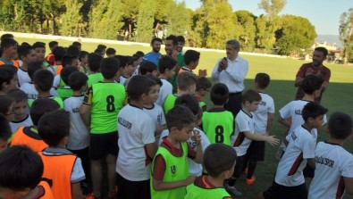 Başkan Alıcık, Yaz Okulu Futbol Kursu Öğrencilerini İzledi