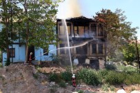 HACI BAYRAM - Başkent'te İki Tarihi Binada Yangın Açıklaması Binalardan Biri Çöktü, Diğeri Küle Döndü