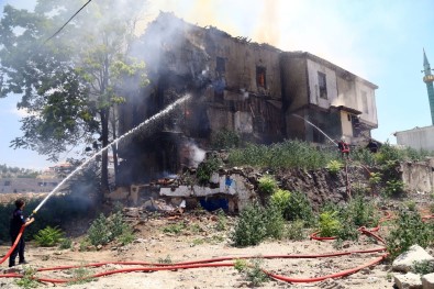 Başkent'te İki Tarihi Binada Yangın Açıklaması Binalardan Biri Çöktü