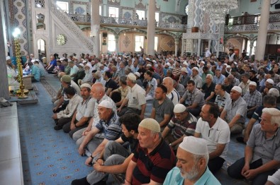 Camilerde 15 Temmuz Şehitleri İçin 100 Bin Hatim Duası Yapıldı