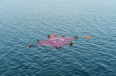 Dalgıçlar İznik Gölü'nde Türk Bayrağı Açtı