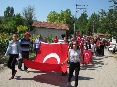Hisarcık'ta Kur'an Kursu Öğrencileri Şehitler İçin Yürüdü