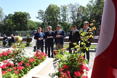 MEB Müsteşarı Tekin'den 15 Temmuz Şehitlerinin Kabrine Ziyaret