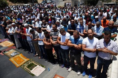 Mescid-İ Aksa'ya Girmek İsteyen Filistinliler Darp Edildi