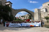 Mostar Köprüsü Önünde '15 Temmuz'u Unutma, Unutturma' Pankartı Açtılar