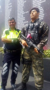 -Beyoğlu'nda Görevli  Trafik Polisi Hakan Elbistanlı, 15 Temmuz Şehidi Ömer Halisdemir Heykelinin Elini Öptü