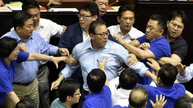 Tayvanlı Milletvekilleri Birbirine Girdi