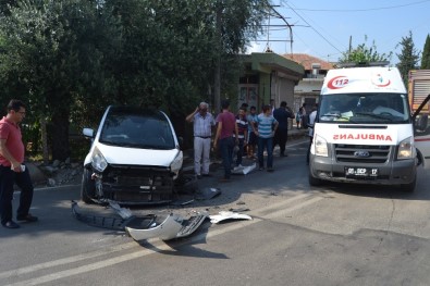 Adana'da Otomobil Tır İle Çarpıştı Açıklaması 1 Yaralı
