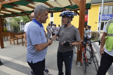 Bisikletliler Türk Bayrağını Başkan Yiğit'e Teslim Etti