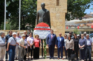 CHP 15 Temmuz'un Yıl Dönümünde Anıta Çelenk Sundu