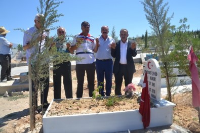CHP'den 15 Temmuz Şehidinin Mezarına Ziyaret