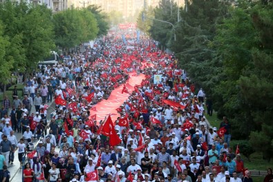 Diyarbakırlılar 250 metrelik Türk bayrağıyla yürüdüler
