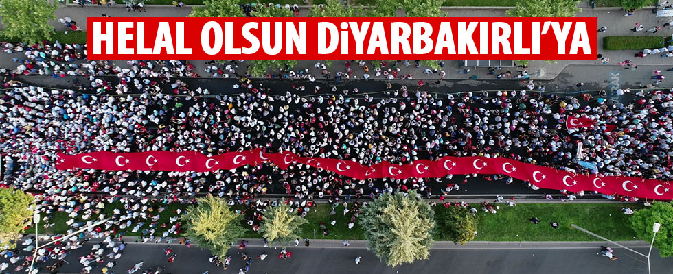Diyarbakırlılar 250 metrelik Türk bayrağıyla yürüdüler