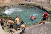 İLGİNÇ GÖRÜNTÜ - Sıcaktan Bunalan Çocuklar Suya Koştu