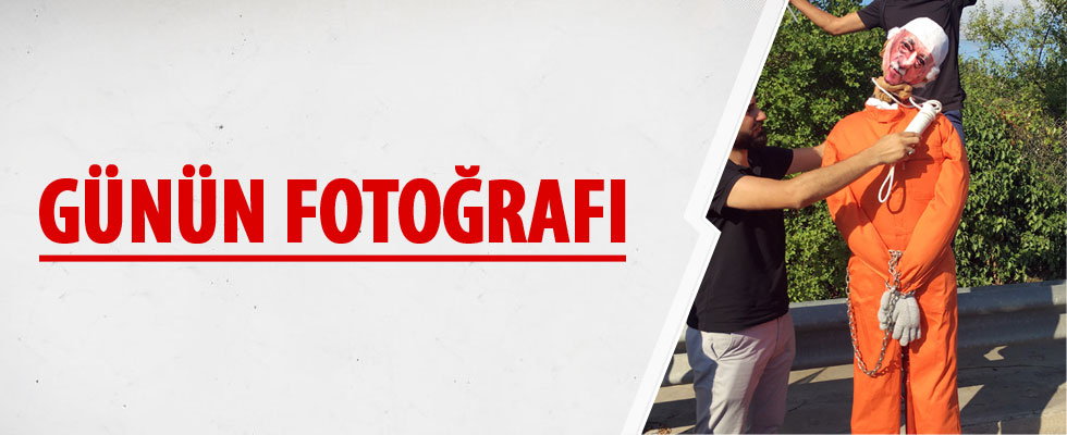 Fetullah Gülen'in boynuna urgan geçirilen kuklası dikkat çekti