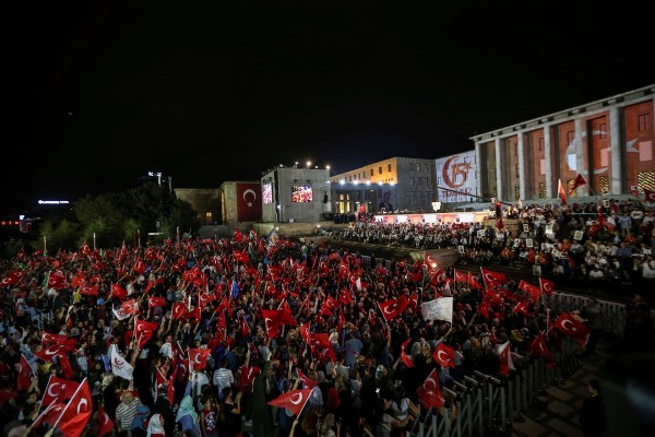 Vatandaşlar Meclis önünde toplandı