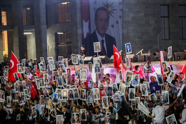 Vatandaşlar Meclis önünde toplandı