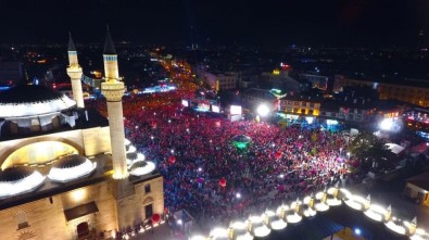 15 Temmuz'un Yıldönümünde Binlerce Kişi Mevlana Meydanı'na Akın Etti