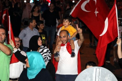 Antalya'da On Binler Demokrasi Nöbeti İçin Meydanları Doldurdu