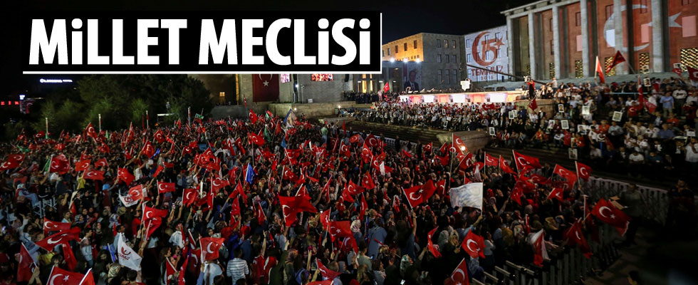 Vatandaşlar Meclis önünde toplandı