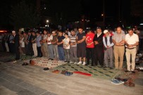 OKTAY KALDıRıM - Demokrasi Nöbeti Tutan Vatandaşlar Sabah Namazını Meydanda Kıldı