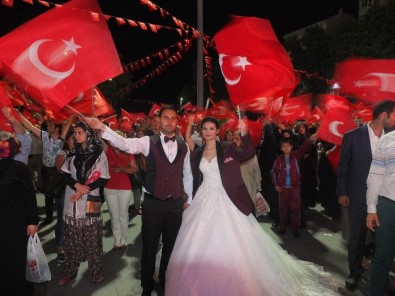 Düğünden Çıkıp, Demokrasi Nöbetine Koştular
