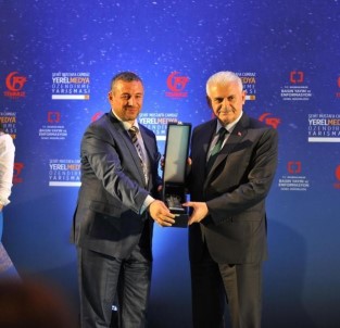 Haber'de Türkiye Birincisi Olan Mehmet Demir'in Ödülünü Başbakan Yıldırım Verdi