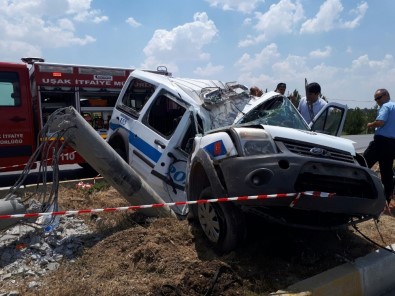 Uşak'ta polis aracı beton direğe çarptı: 1 şehit