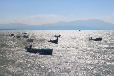 Balıkçılar Tekneleriyle Yarıştı