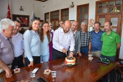 Başkan Özcan'a Personelinden Sürpriz Doğum Günü