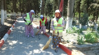 Bigadiç'te, Mezarlıkların Temizliğini Kadınlar Yapıyor