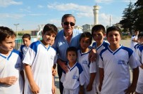 OKULLAR HAYAT OLSUN - Başkan Çetin Binlerce Çocuğa Spor Malzemesi Hediye Etti