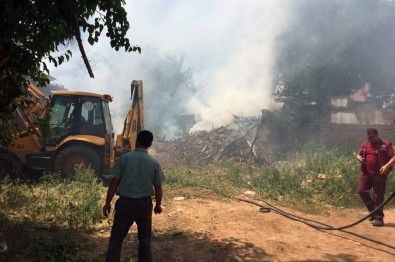 Kırıkkale'de Çıkan Yangında 4 Ev Zarar Gördü