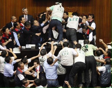 Tayvanlı Milletvekilleri Birbirine Girdi