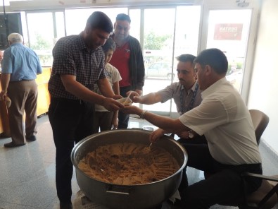 Ticaret Borsası'nda 15 Temmuz Şehitleri İçin Helva Dağıtıldı