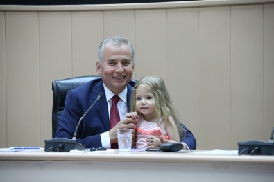 Başkan Osman Zolan'a Minik Elif Ada Sürprizi