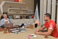 HAKAN AKKAYA - Dünya Şampiyonu Akkaya Nilüfer'in Gururu Oldu