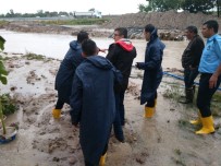 SAĞANAK YAĞMUR - Herkes Çizmeyle, Kaymakam Kösele Ayakkabı İle