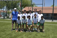 ALPAGUT - Çocuklar, Ediz Bahtiyaroğlu Futbol Sahasında Topbaşı Yaptı