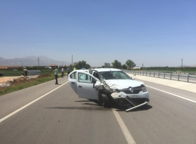 Karaman'da Otomobil İle Hafif Ticari Araç Çarpıştı Açıklaması 3 Yaralı