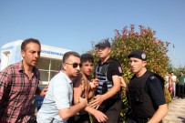 LİNÇ GİRİŞİMİ - Plajdaki kadınların fotoğrafını çeken Suriyelilere linç girişimi