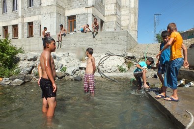 Malazgirtli Çocuklar, Süphan Dağı'ndan Gelen Suyla Serinliyor