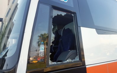 Yolda Şınav Çekerken Kendisini Uyaran Tur Otobüsünün Camlarını Kırdı
