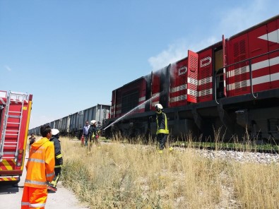 Yük Treninin Lokomotifinde Çıkan Yangın İtfaiye Tarafından Söndürüldü
