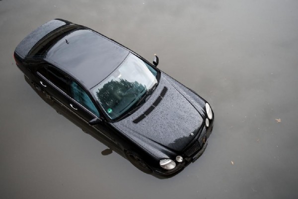 Köln sular altında