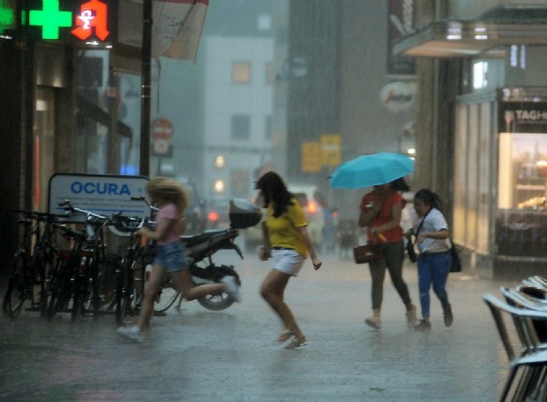 Köln sular altında