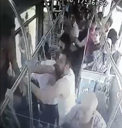 Otobüsün yolunu kesip askerleri bayıltana kadar dövdüler