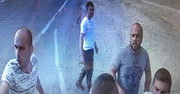 Otobüsün yolunu kesip askerleri bayıltana kadar dövdüler